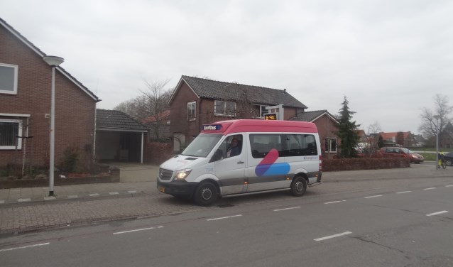Buurtbus 556 bij De Beemdhof in Heteren. (foto: Jan van Brakel)