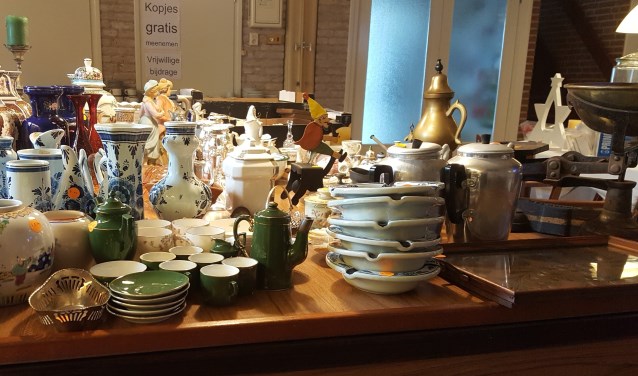 Rommelmarkt in dorpshuis Beatrix. (foto: Susan Jongeling)
