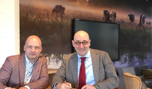 Herman Soepenberg van Quadraam (rechts) en Mark van Westerlaak van de Groene Allianties de Liemers ondertekenden woensdag 27 februari de Verklaring van Verbinding. “Het is belangrijk om met elkaar iets te doen om de leefbaarheid te verbeteren.” (foto: Quadraam)