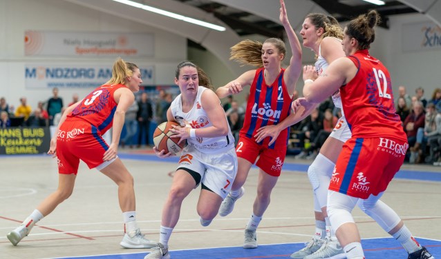 Speelster Anne van Vlijmen tegen Loon LIons. (foto: Fons Sluiter)