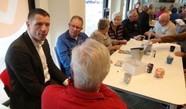 Wethouder Horsthuis-Tangelder bezoekt Huiskamer van Elst. (foto: Eddie van Hattum)