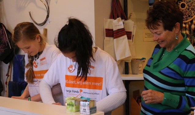 NLDoet 2018. Twee leerlingen van groep 8 De Wegwijzer met Marijke van Brandenburg als begeleidster. (foto: Jane Grob-van Hooydonk/PR)