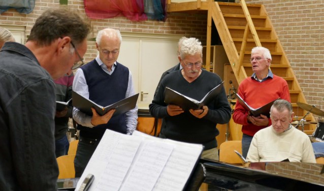 Repetitie van het Lingewaards Mannenkoor. (foto: Jan Startman)