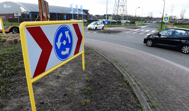 Ook de veilheid op rotonde is volgens wijkbewoners in het geding. (foto: Sjaak Veldkamp)
