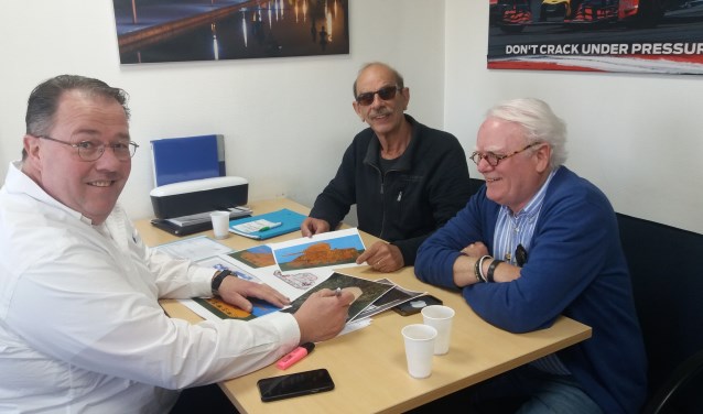 Jacco Verhaaff en leden van het Exoduscomité bestuderen de tekeningen. (foto: BordBusters)