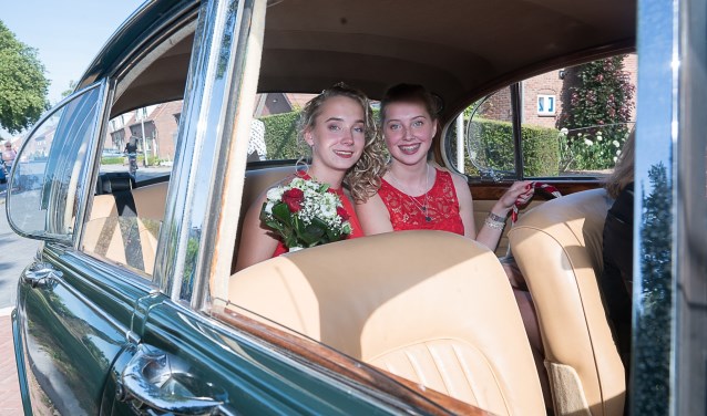 Kersenkoningin en hofdame 2018 Janet en Laura Boeijen. (foto: Fotostudio Wim)