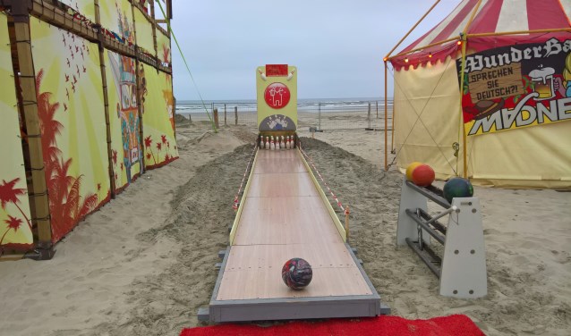Bowlingbaan op het strand van Ameland tijdens Madnes Festival 2018. (foto: O. van Tongeren)