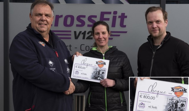 Overhandiging cheque aan voorzitter SWPN. (foto: SWPN)