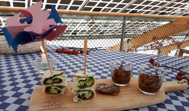 Gedekte tafel op dakterras. (foto: Zorgboerderij Hoog-Broek)