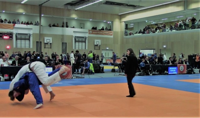Kjeld in actie in het blauwe pak. (foto: Theo Jansen)