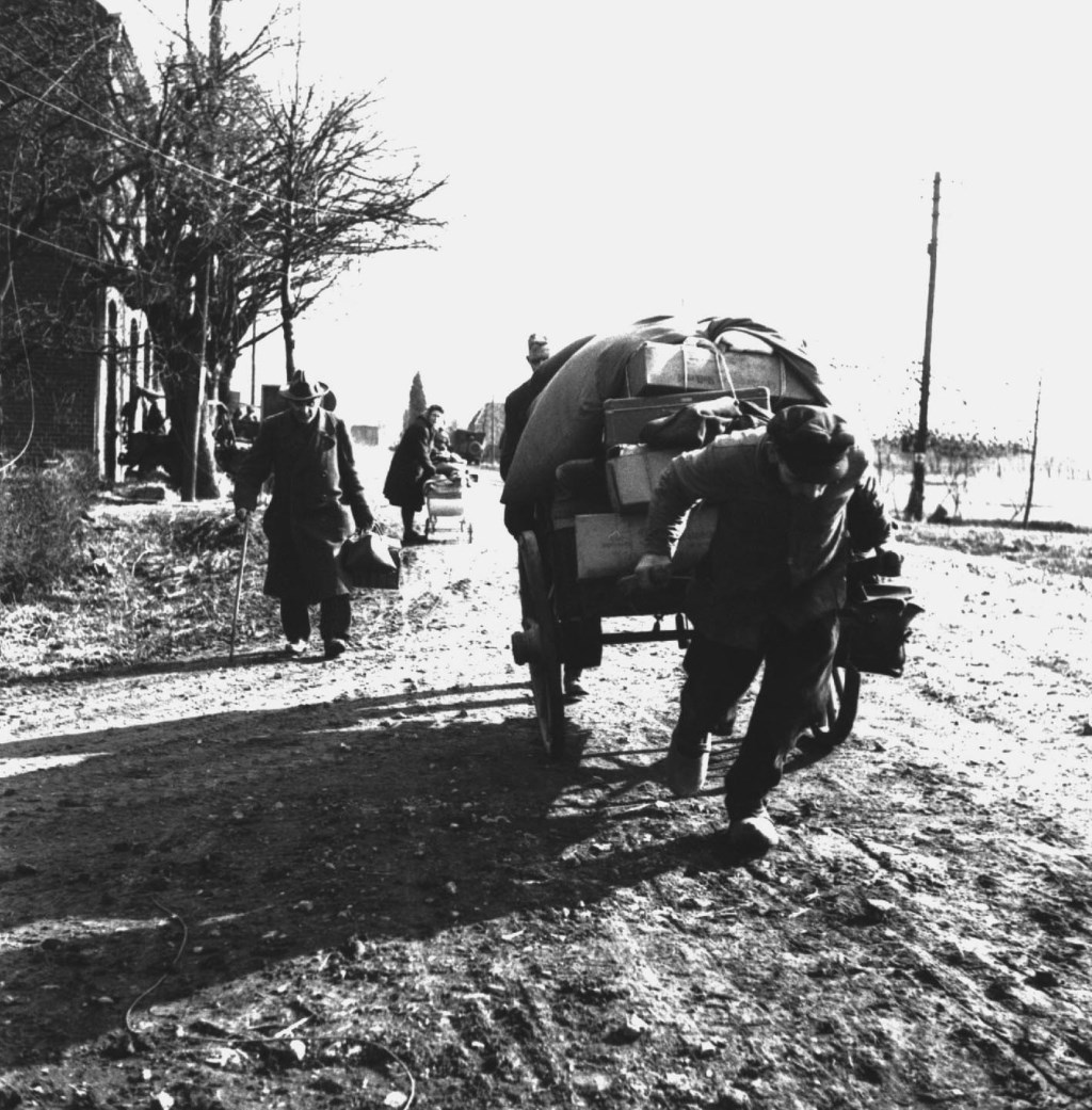 Vluchtelingen in het Nederlands-Duitse grondgebied. (foto: Archief Bevrijdingsmuseum Groesbeek)