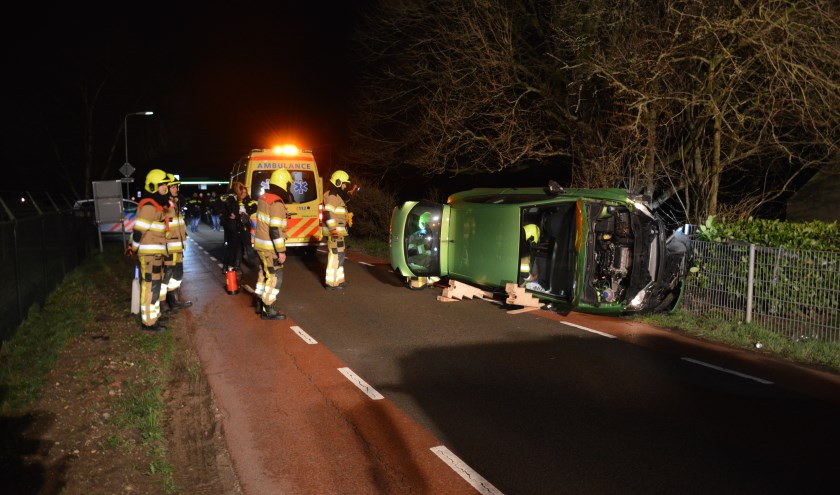 Auto op zijn kant nadat er een dier overstak. (foto: Waldie Rutten)