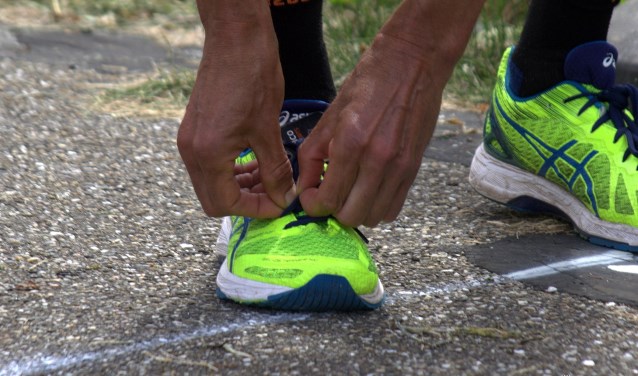 Een lid strikt zijn veters. (foto: De Dijkrunners)