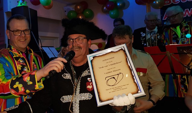 Jan Wannet neemt voor Gilden Huissen 't Räökeliezer in ontvangst. (foto: Marjoke du Bois)