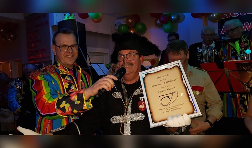 Jan Wannet neemt voor Gilden Huissen 't Räökeliezer in ontvangst. (foto: Marjoke du Bois)