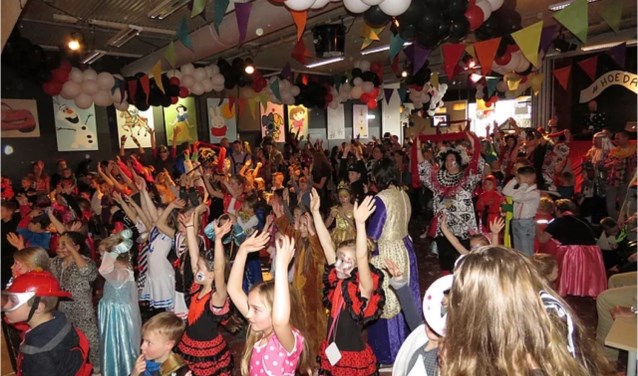 Carnavalsvierders van jong tot oud.