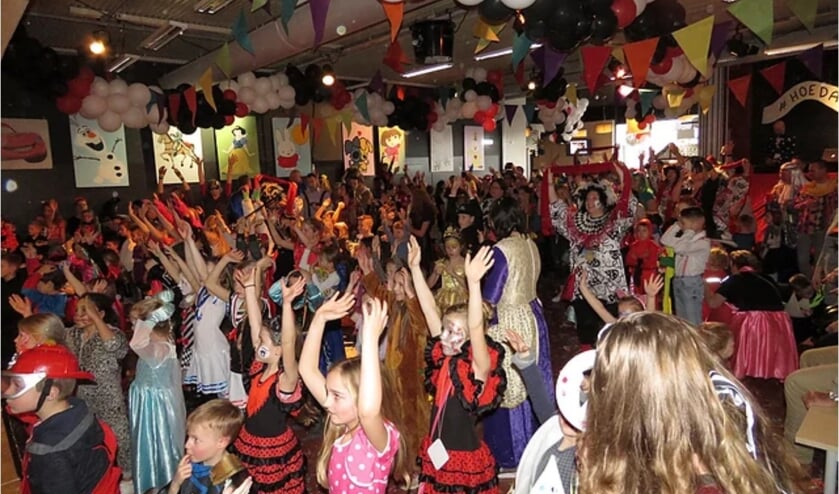 Carnavalsvierders van jong tot oud.