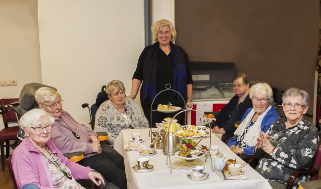 Enkele bewoners met de burgemeester in hun midden. (foto: Kees Stoffels)