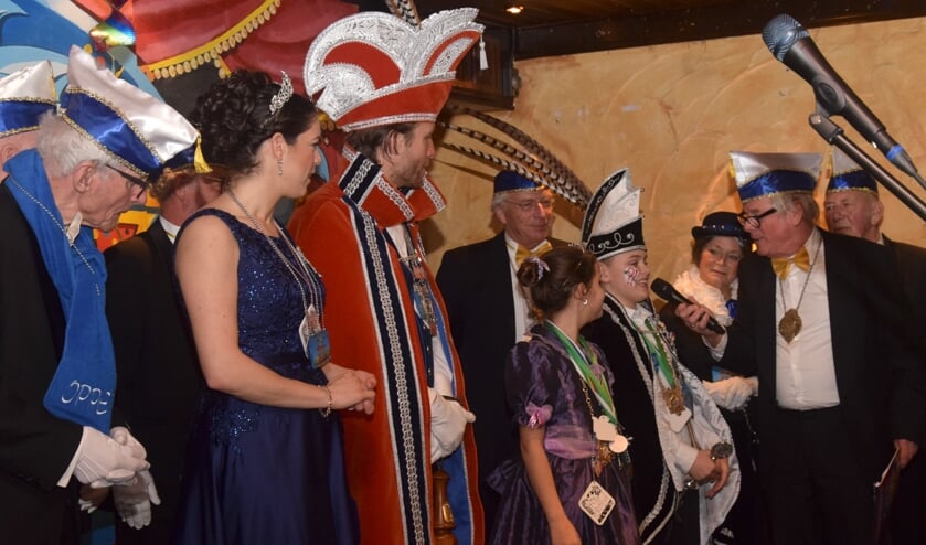 De prinsen en prinsessen worden welkom geheten door Jan Verhoeven. (foto: Ed van Eechoud)