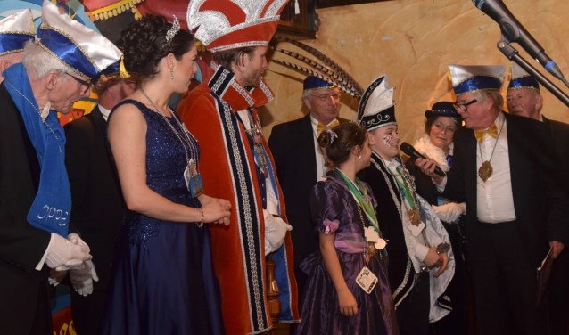 De prinsen en prinsessen worden welkom geheten door Jan Verhoeven. (foto: Ed van Eechoud)