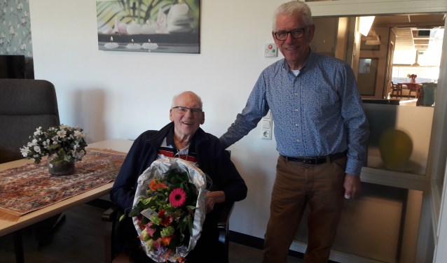 Henk Kemperman, bestuurslid algemene zaken, bezocht Gerard Welling om hem de bloemen te overhandigen voor zijn 50-jarig lidmaatschap van TTV Zevenaar.