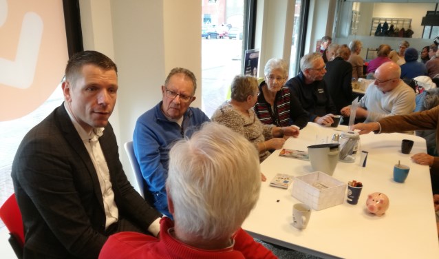 Wethouder Horsthuis-Tangelder bezoekt Huiskamer van Elst. (foto: Eddie van Hattum)