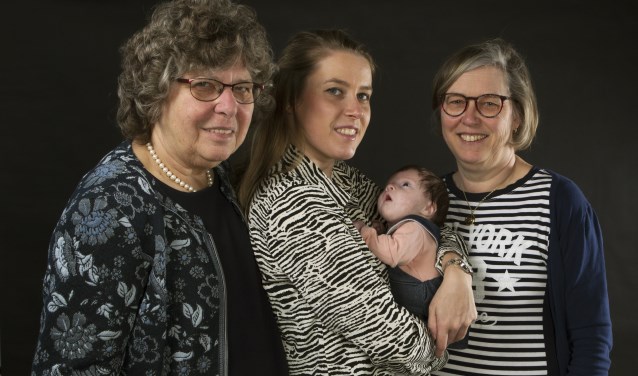 Overgrootmoeder Willy, mama Lianda, baby Noëlle en oma Elly.
