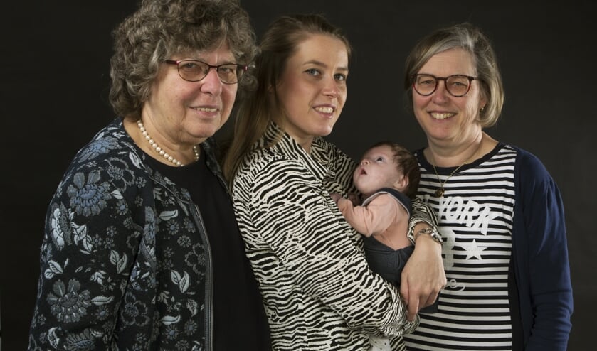 Overgrootmoeder Willy, mama Lianda, baby Noëlle en oma Elly.