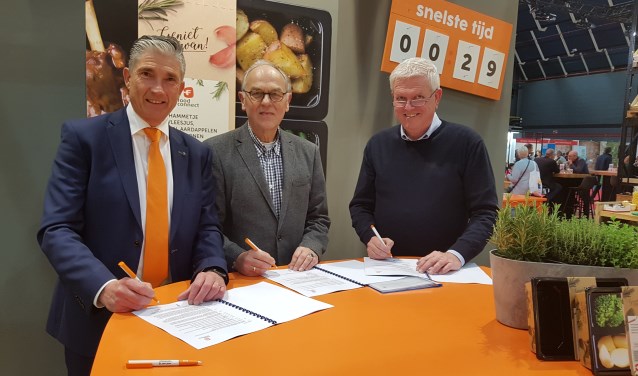 Voorzitter Eddie van Hattum (midden) ondertekent namens Algemene Hulpdienst Elst. (foto: Rogier Terhalle)