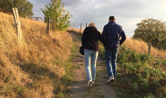 Twee wandelende mensen op klompenpad Kandia in Groessen. (foto: Jos Peters)