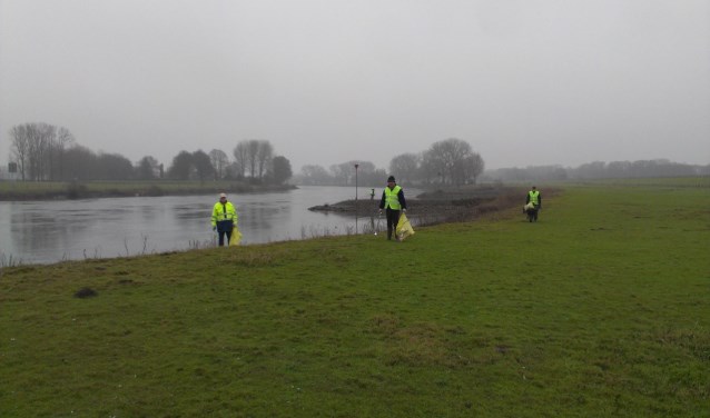 Ook het buitengebied wordt van zwerfvuil ontdaan. (foto: Harry Knuman)