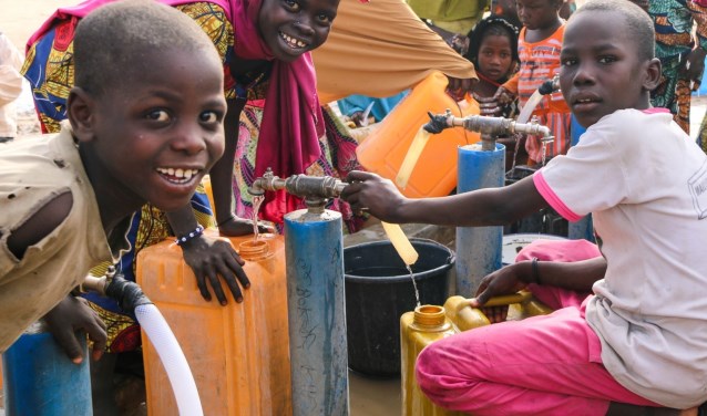 Nigeriaanse kinderen bij een waterput. (foto: ZOA)