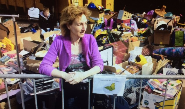 Sylvia Eeuwes en een deel van de gedoneerde spullen.