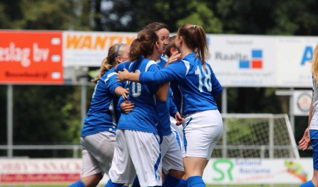 Enkele dames juichend na een doelpunt. (foto:
LIN VI Fotografie)