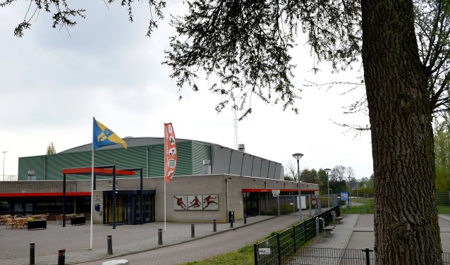 Op sporthal Walburgen in Gendt liggen straks 820 zonnepanelen. (foto: Sjaak Veldkamp)