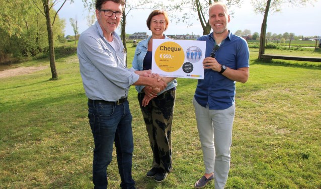 Overhandiging cheque aan UTMW. (foto: Benno Arends)