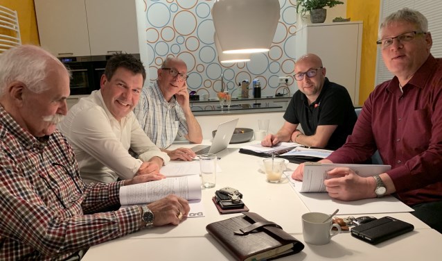 Juridisch team Overbetuwe Overbelast ondersteunt bij indienen zienswijze tegen railterminal. (foto: Overbetuwe Overbelast)