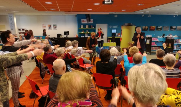 Enthousiasme tijdens optreden Henkie. (foto: Eddie van Hattum)