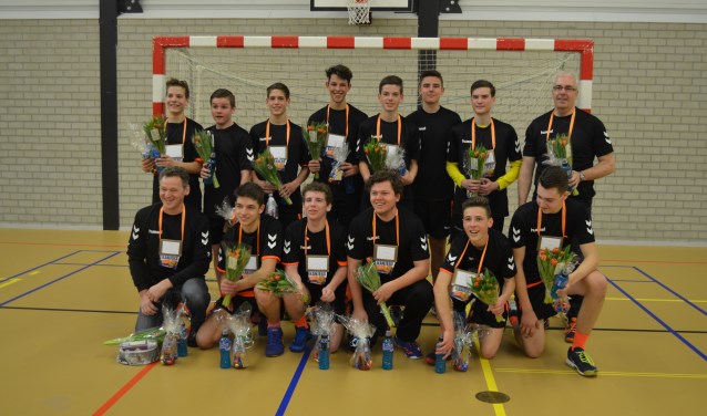 Boven van links naar rechts: Jelle Stoetman, Juup Houthuijzen, Luc Kampschreur, Niels Hartskeerl, Ruben van den Berg, Fabian van Uum, Steyn Nijenhuis, Ivo Ariëns (coach). Onder van links naar rechts: Martin Pragt (trainer), Tom Ronge, Lars Zoon, Stefan Pragt (trainer), Miland van Dijk, Chris Ariëns. (foto: Christel Rijkaart)