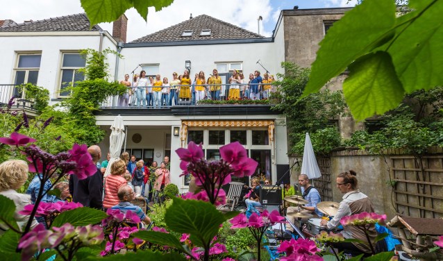 Publiek geniet van orkest in de tuin en zangers op het dakterras. (foto: Maarten J. Eykman)