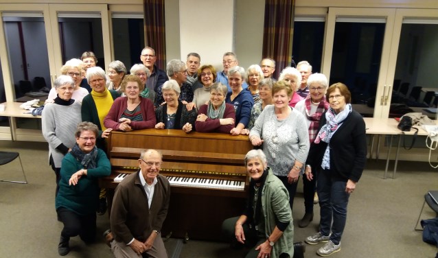 Merendeel van het koor Animato in de repetitieruimte in Zetten. (foto: F.D. Sipman)