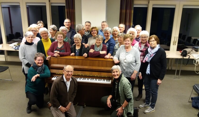 Merendeel van het koor Animato in de repetitieruimte in Zetten. (foto: F.D. Sipman)