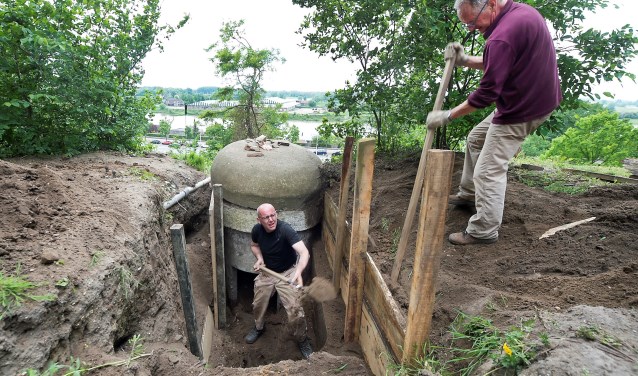 Blootleggen bunker. (foto: AWN Afdeling 17 Arnhem)