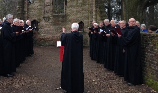 Het zingen van de leden van de schola. (foto: Jos Verhagen)