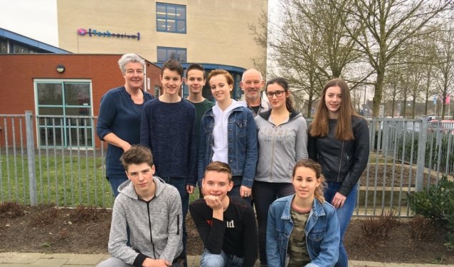 Het Armenië team, 2019 van het Candea College in Duiven, voor het technasium gebouw. (foto: Candea College)