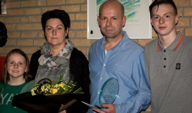 Stefan Vullings geflankeerd door zijn gezin. (foto: Sandra Eeren)