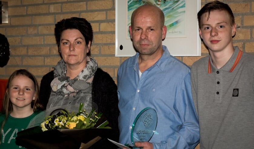 Stefan Vullings geflankeerd door zijn gezin. (foto: Sandra Eeren)