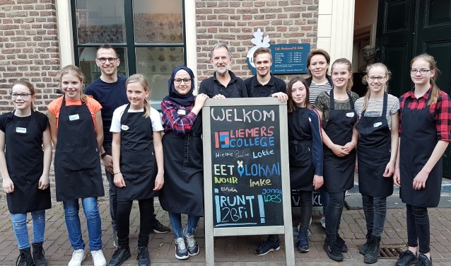 De Leerlingen en medewerkers van Eet-Lokaal zijn trots op de geweldige samenwerking. (foto: Pablo van Dick)