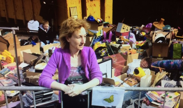 Sylvia Eeuwes en een deel van de gedoneerde spullen.