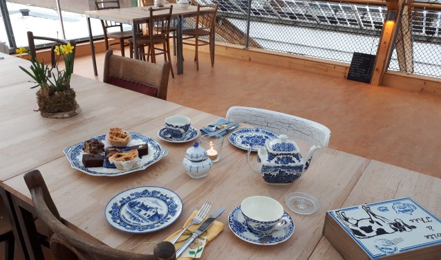 Gedekte tafel op dakterras. (foto: Zorgboerderij Hoog-Broek)